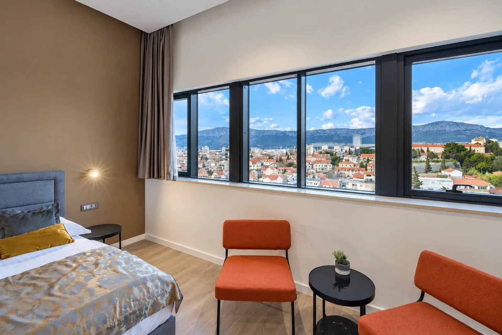Guest room with a wide panoramic outlook over the city